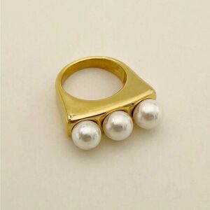 Bohemian ring A1023